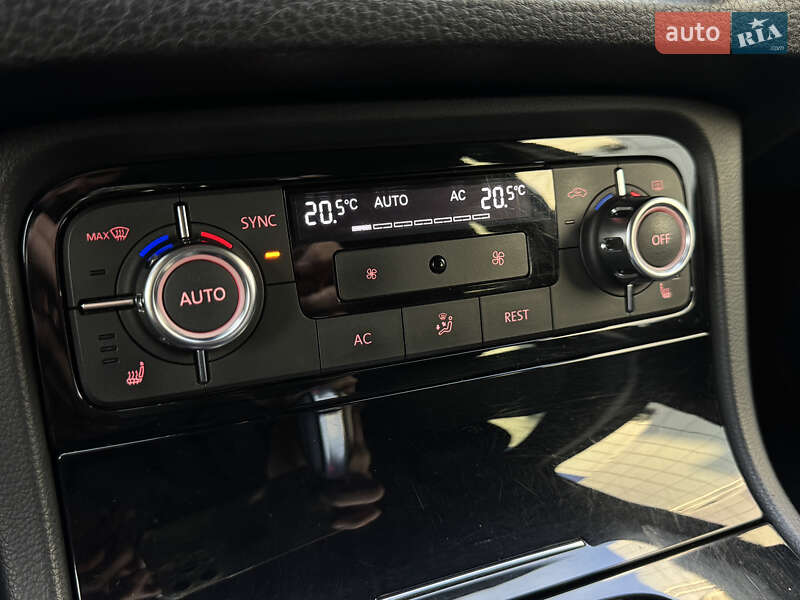 Позашляховик / Кросовер Volkswagen Touareg 2013 в Одесі