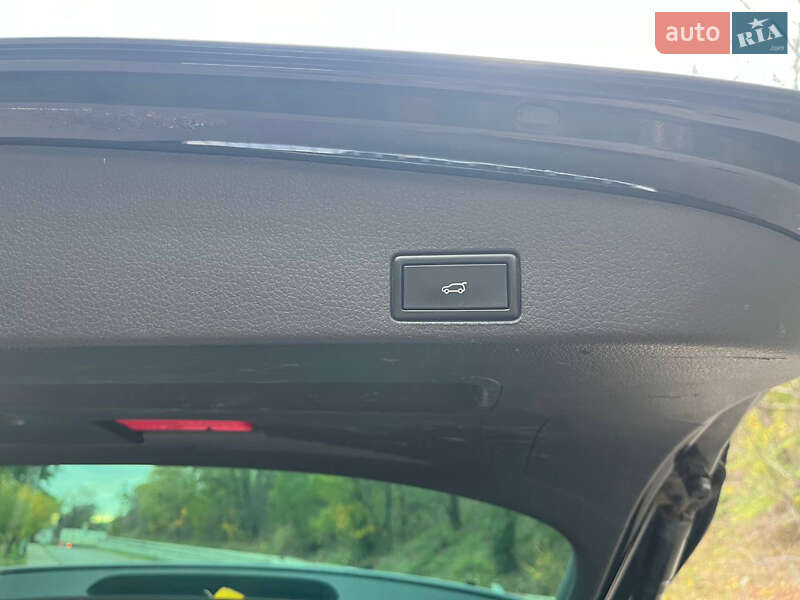 Внедорожник / Кроссовер Volkswagen Touareg 2014 в Киеве