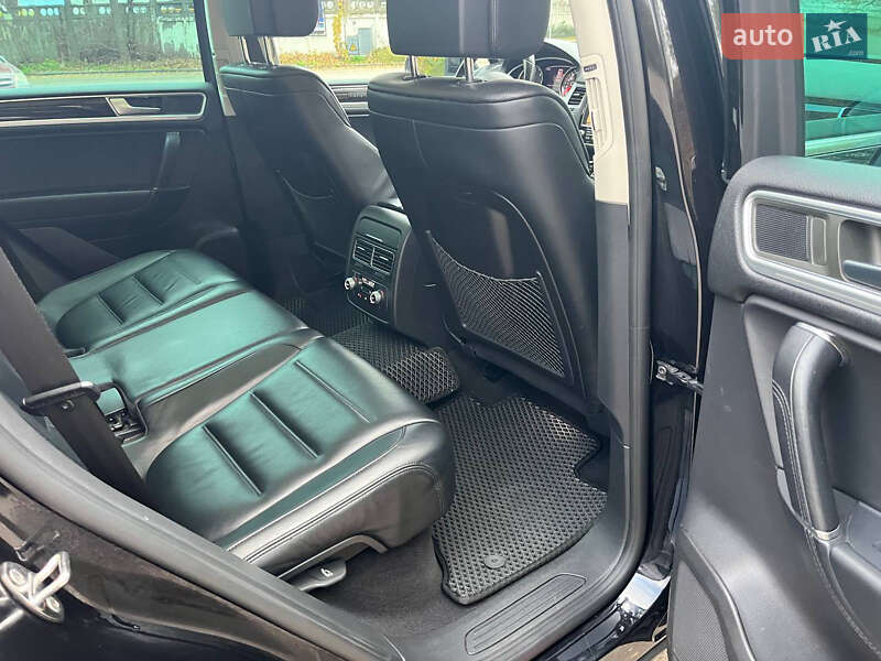 Внедорожник / Кроссовер Volkswagen Touareg 2014 в Киеве