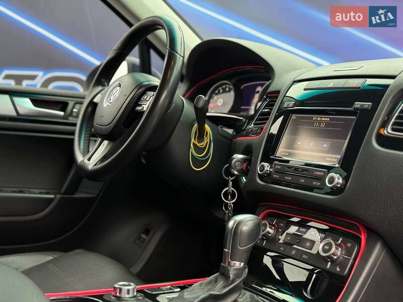 Позашляховик / Кросовер Volkswagen Touareg 2013 в Запоріжжі