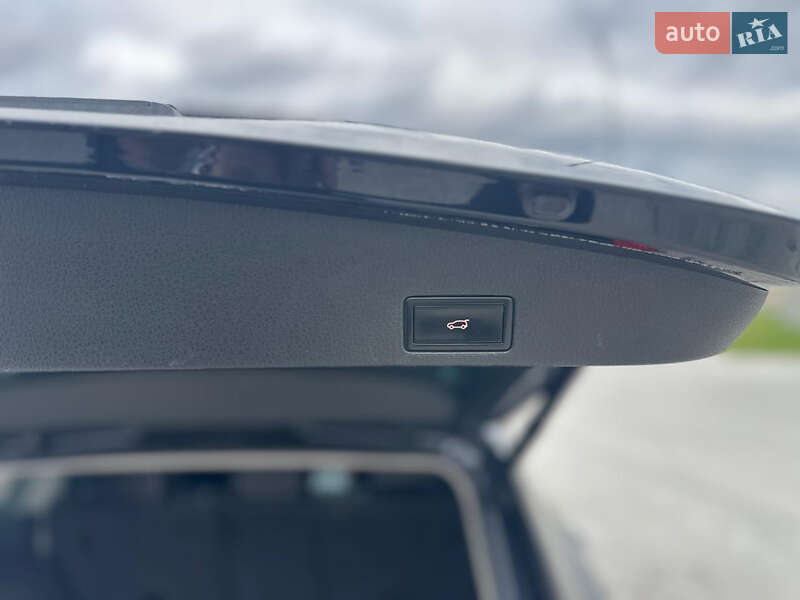 Внедорожник / Кроссовер Volkswagen Touareg 2012 в Львове