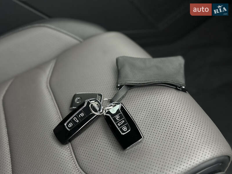 Позашляховик / Кросовер Volkswagen Touareg 2019 в Луцьку