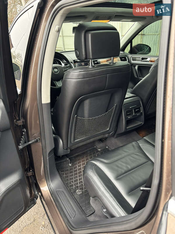 Позашляховик / Кросовер Volkswagen Touareg 2011 в Долинській