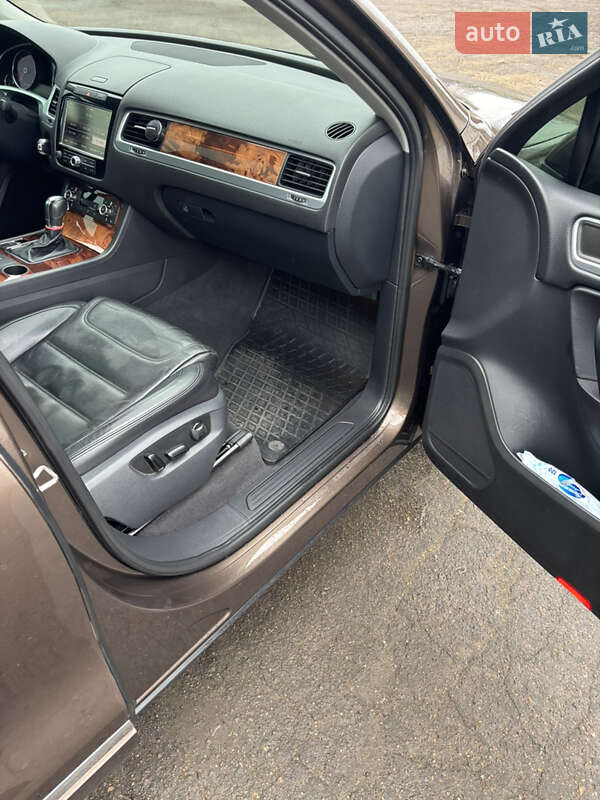 Позашляховик / Кросовер Volkswagen Touareg 2011 в Долинській