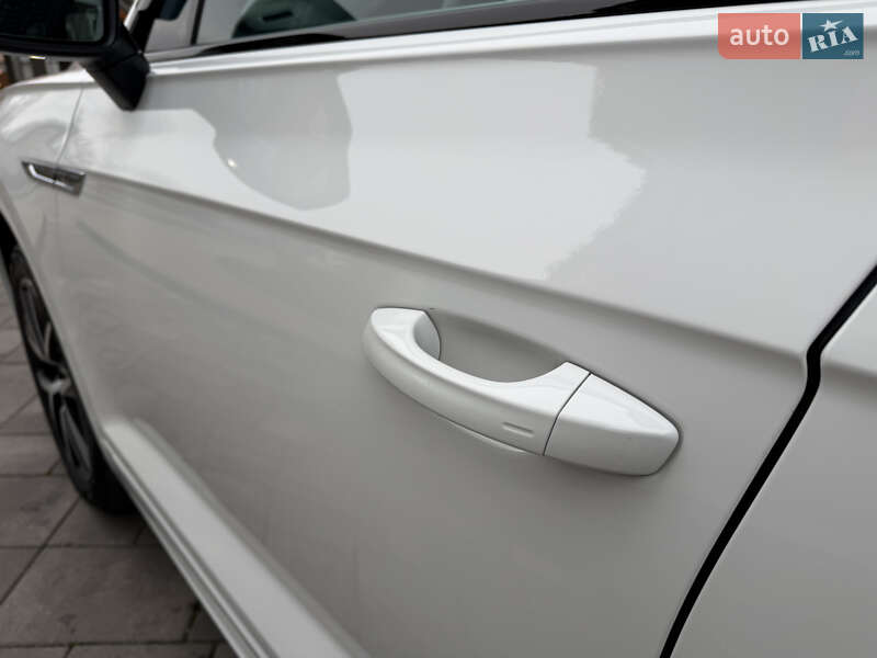 Внедорожник / Кроссовер Volkswagen Touareg 2018 в Киеве