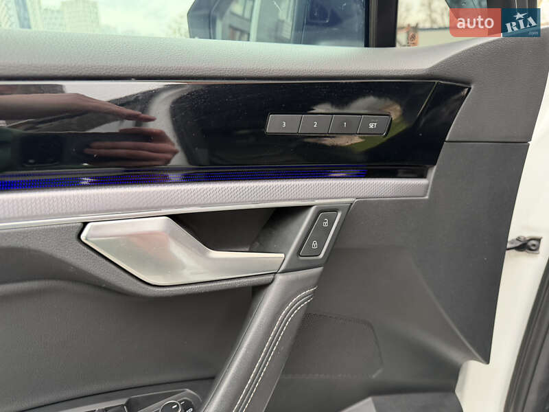 Внедорожник / Кроссовер Volkswagen Touareg 2018 в Киеве