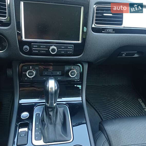 Позашляховик / Кросовер Volkswagen Touareg 2014 в Києві