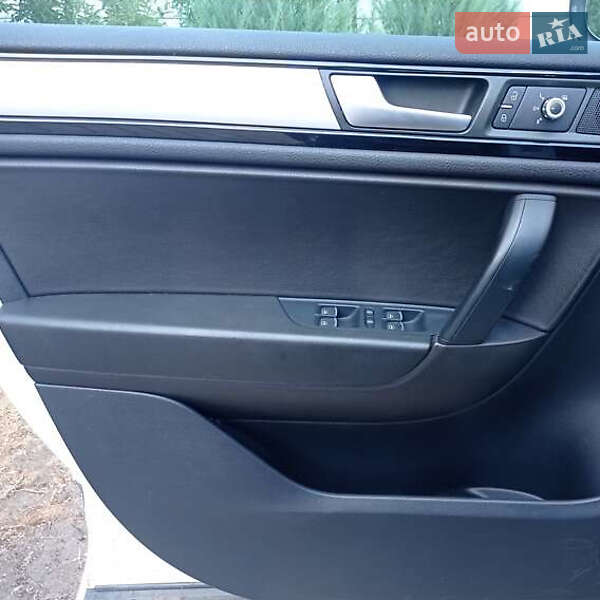 Позашляховик / Кросовер Volkswagen Touareg 2014 в Києві