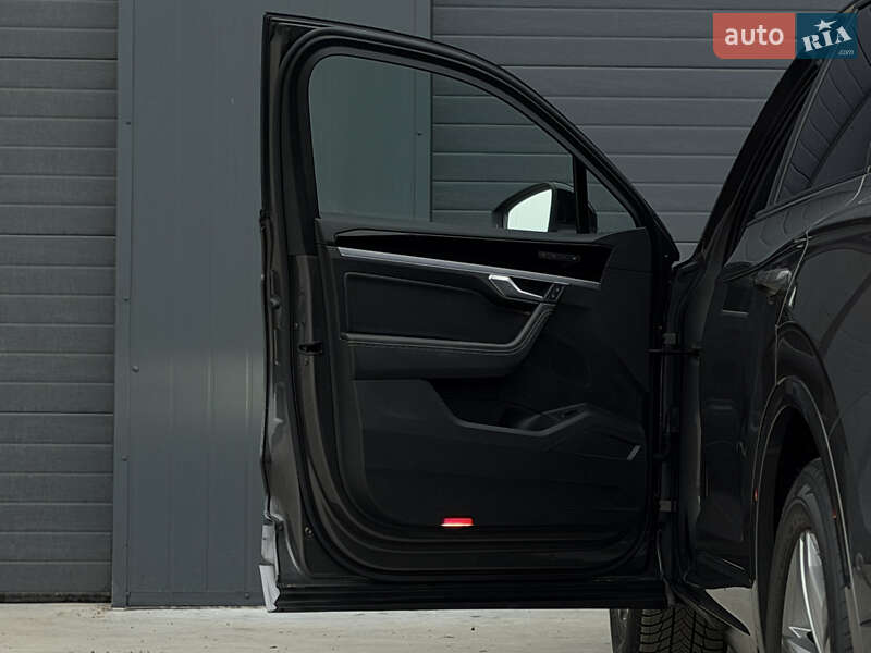 Позашляховик / Кросовер Volkswagen Touareg 2019 в Дубні