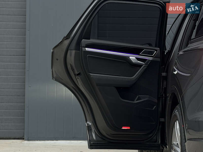 Позашляховик / Кросовер Volkswagen Touareg 2019 в Дубні