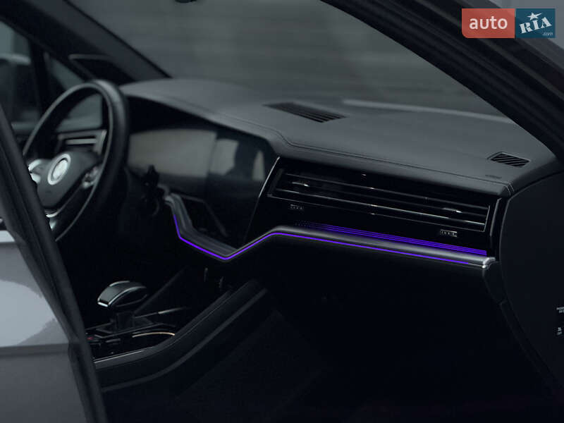 Позашляховик / Кросовер Volkswagen Touareg 2019 в Дубні