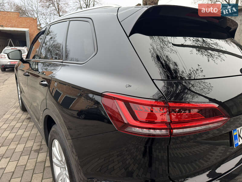 Позашляховик / Кросовер Volkswagen Touareg 2020 в Києві