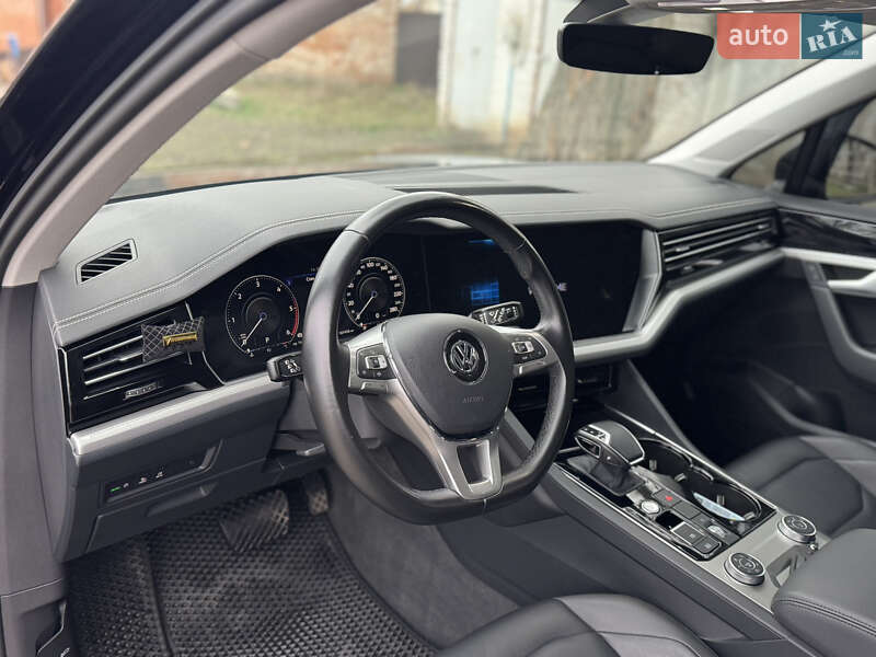 Позашляховик / Кросовер Volkswagen Touareg 2020 в Києві