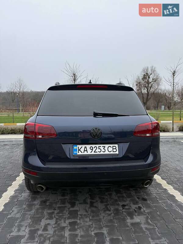 Позашляховик / Кросовер Volkswagen Touareg 2011 в Ірпені