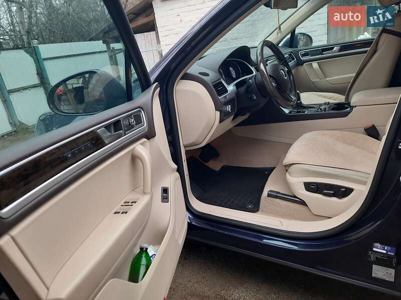 Позашляховик / Кросовер Volkswagen Touareg 2011 в Ірпені