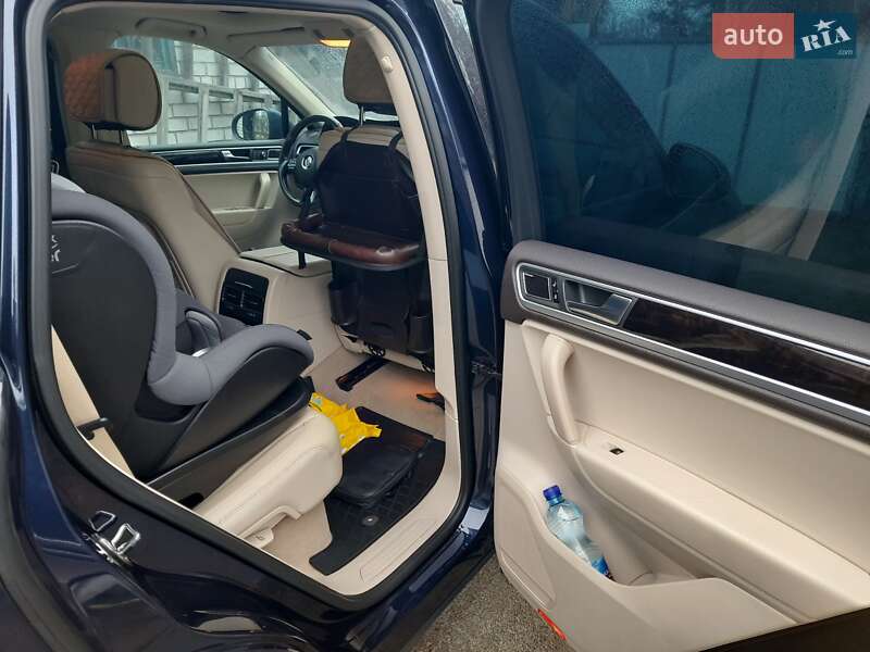 Позашляховик / Кросовер Volkswagen Touareg 2011 в Ірпені