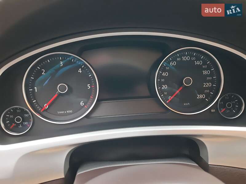 Позашляховик / Кросовер Volkswagen Touareg 2011 в Ірпені