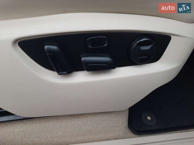 Позашляховик / Кросовер Volkswagen Touareg 2011 в Ірпені