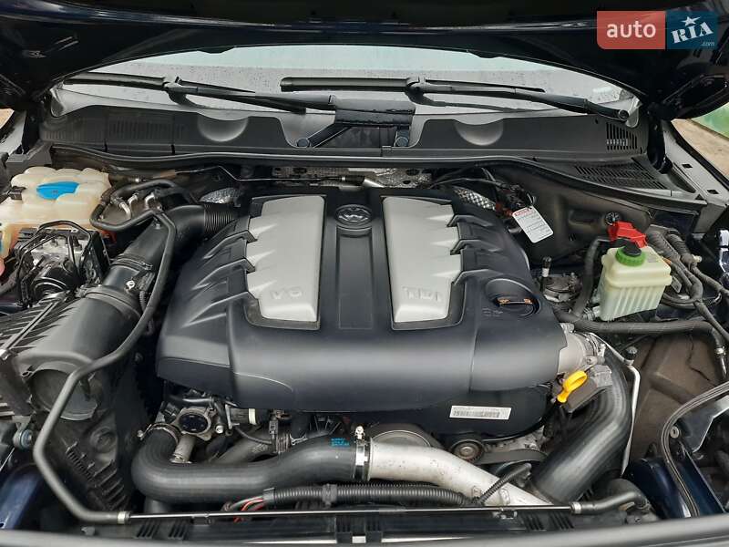 Позашляховик / Кросовер Volkswagen Touareg 2011 в Ірпені