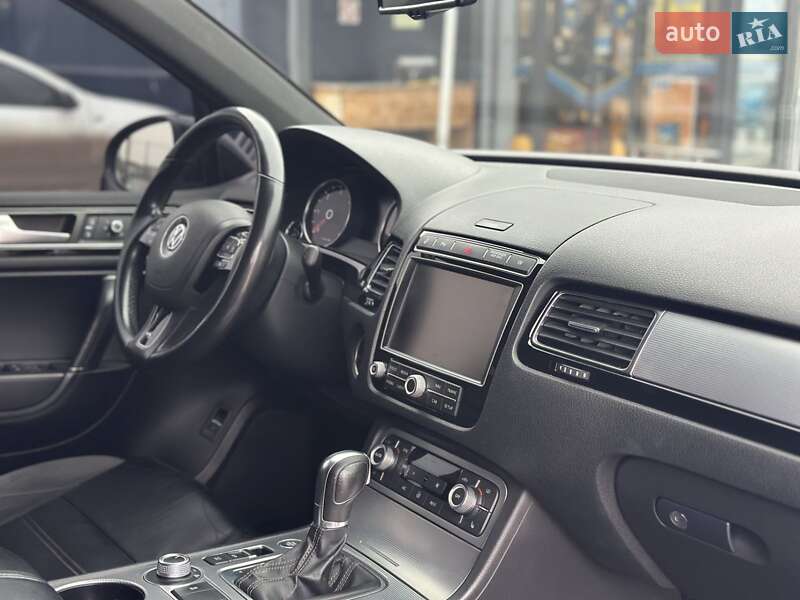 Позашляховик / Кросовер Volkswagen Touareg 2015 в Первомайську