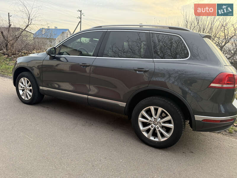 Позашляховик / Кросовер Volkswagen Touareg 2016 в Києві
