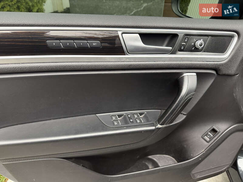 Позашляховик / Кросовер Volkswagen Touareg 2016 в Києві