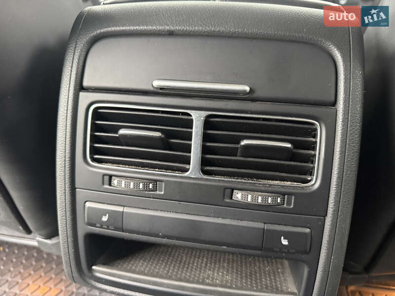 Позашляховик / Кросовер Volkswagen Touareg 2016 в Києві