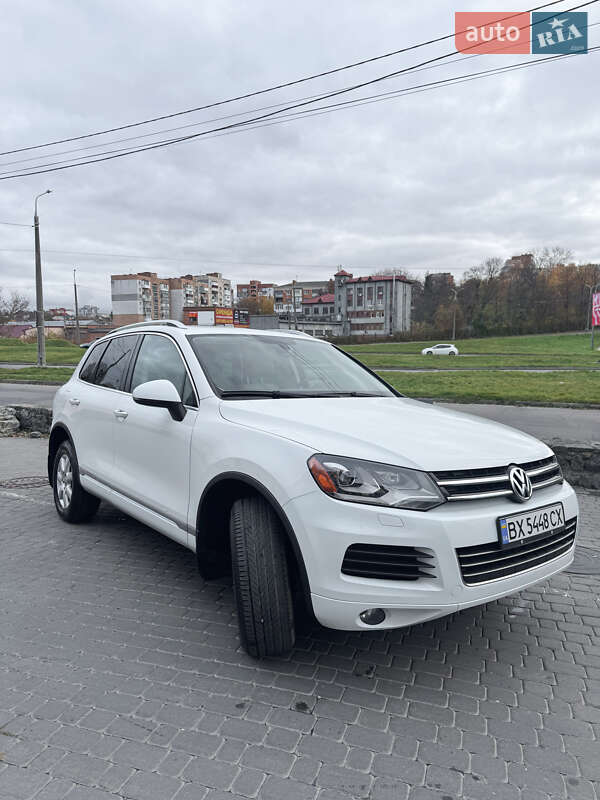 Внедорожник / Кроссовер Volkswagen Touareg 2014 в Хмельницком