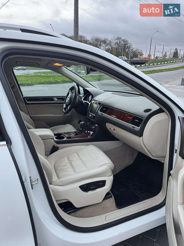 Внедорожник / Кроссовер Volkswagen Touareg 2014 в Хмельницком