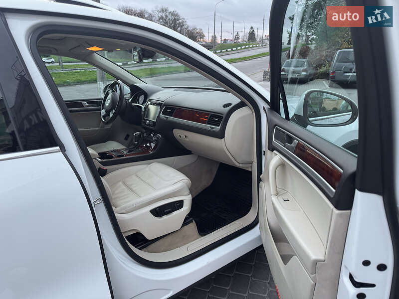 Внедорожник / Кроссовер Volkswagen Touareg 2014 в Хмельницком