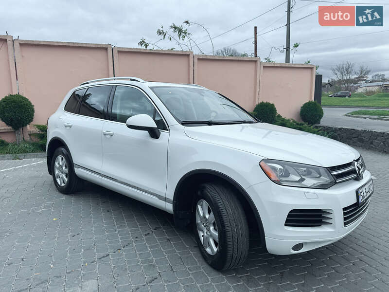 Внедорожник / Кроссовер Volkswagen Touareg 2014 в Хмельницком