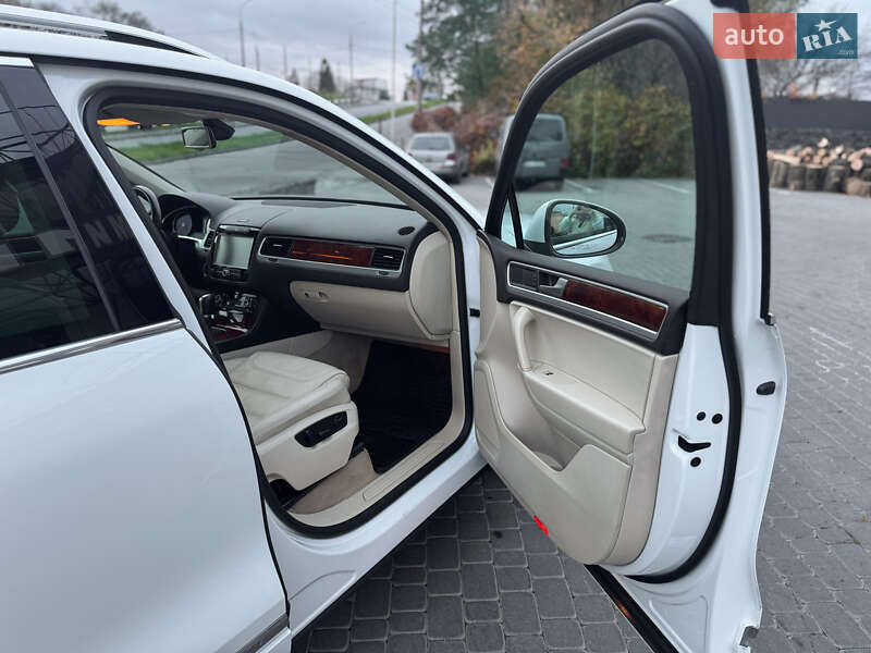 Внедорожник / Кроссовер Volkswagen Touareg 2014 в Хмельницком