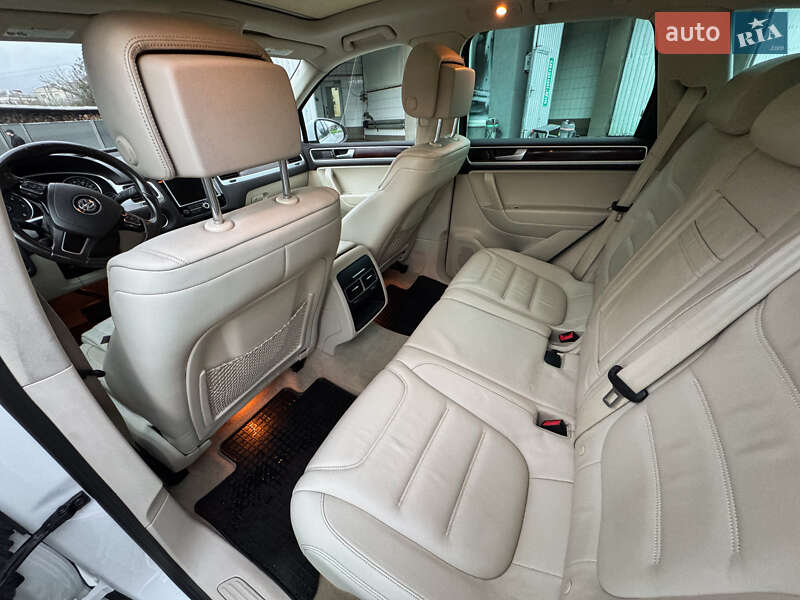 Внедорожник / Кроссовер Volkswagen Touareg 2014 в Хмельницком