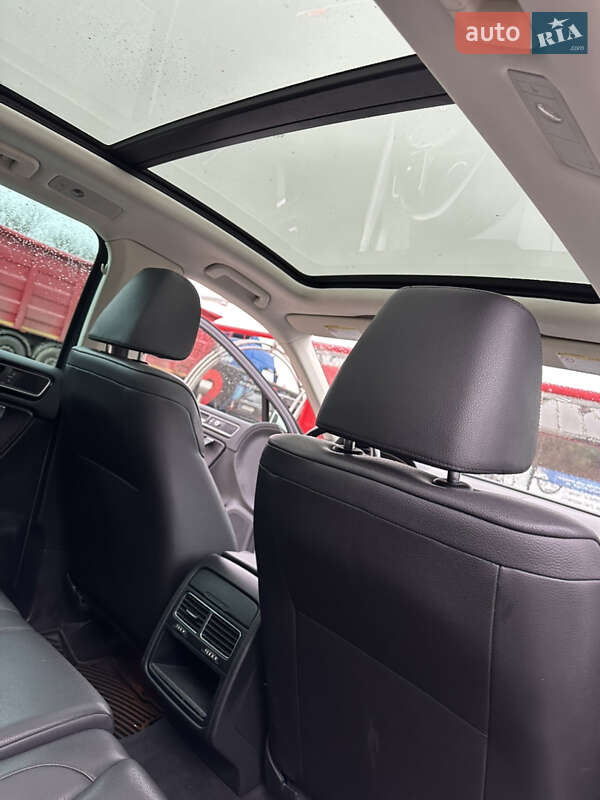 Внедорожник / Кроссовер Volkswagen Touareg 2015 в Тернополе
