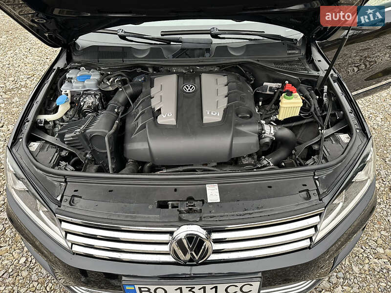 Внедорожник / Кроссовер Volkswagen Touareg 2015 в Новояворовске