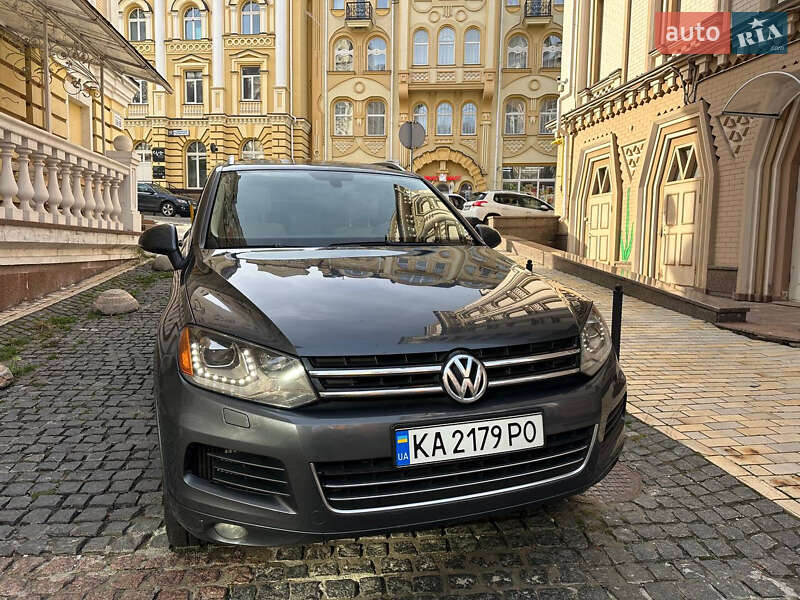 Внедорожник / Кроссовер Volkswagen Touareg 2011 в Киеве