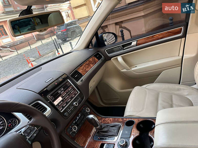 Внедорожник / Кроссовер Volkswagen Touareg 2011 в Киеве