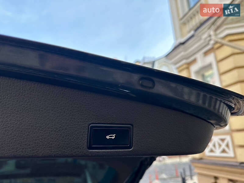 Внедорожник / Кроссовер Volkswagen Touareg 2011 в Киеве