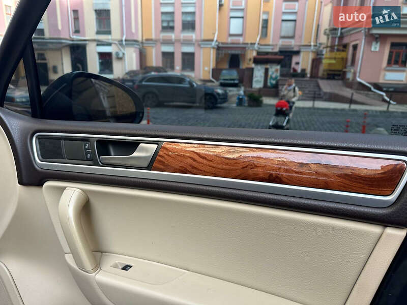 Внедорожник / Кроссовер Volkswagen Touareg 2011 в Киеве