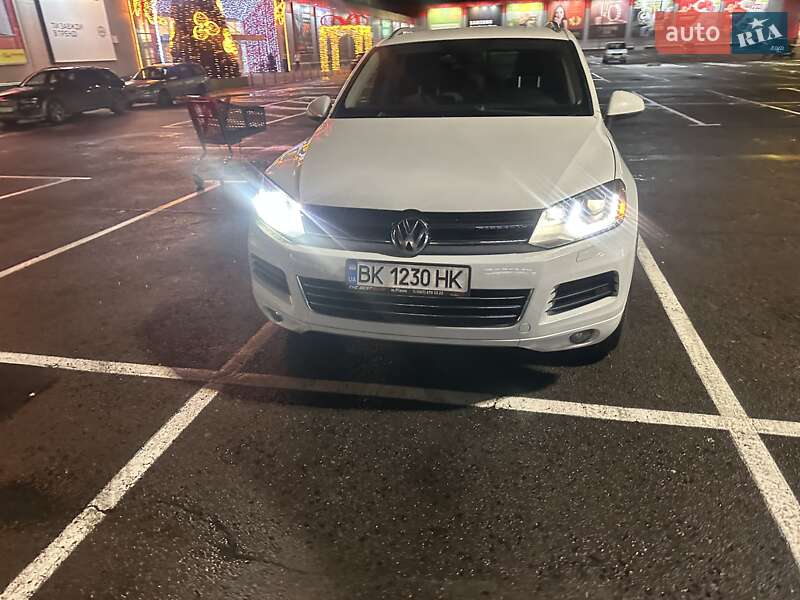 Внедорожник / Кроссовер Volkswagen Touareg 2014 в Ровно