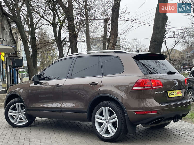 Внедорожник / Кроссовер Volkswagen Touareg 2014 в Николаеве