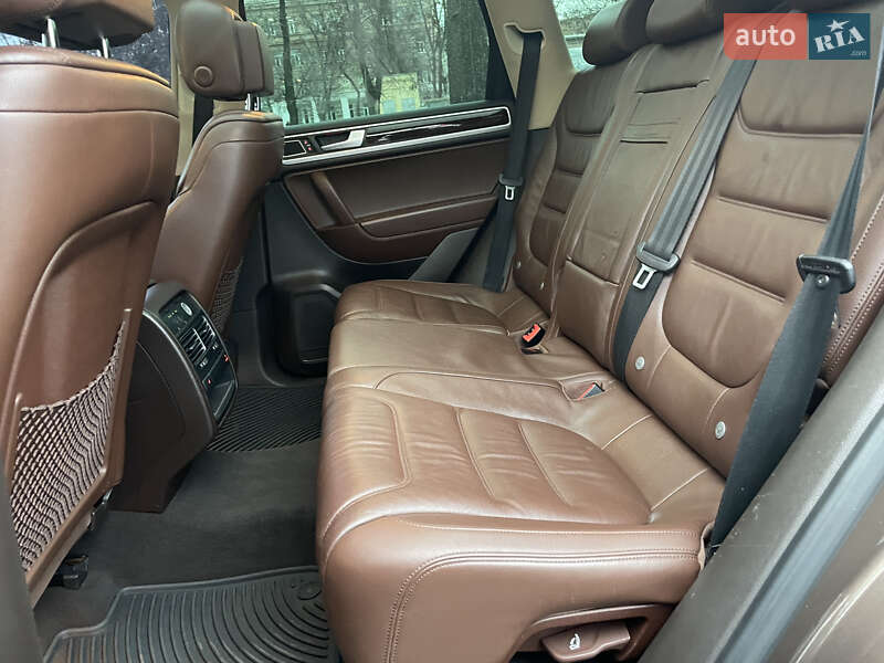 Внедорожник / Кроссовер Volkswagen Touareg 2014 в Николаеве