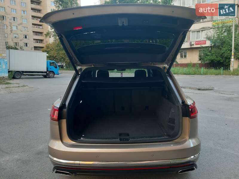 Внедорожник / Кроссовер Volkswagen Touareg 2018 в Киеве