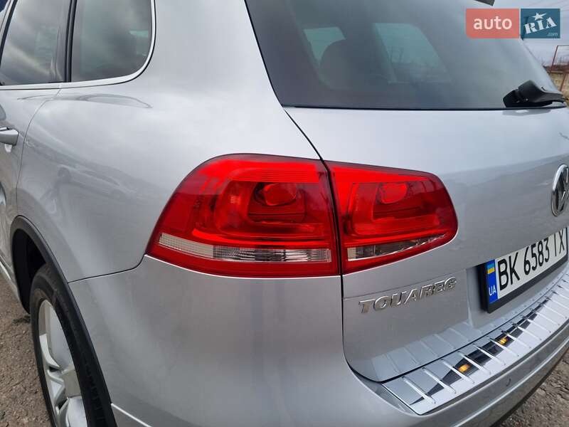 Внедорожник / Кроссовер Volkswagen Touareg 2012 в Ровно