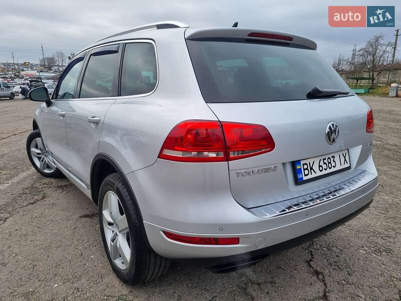 Внедорожник / Кроссовер Volkswagen Touareg 2012 в Ровно