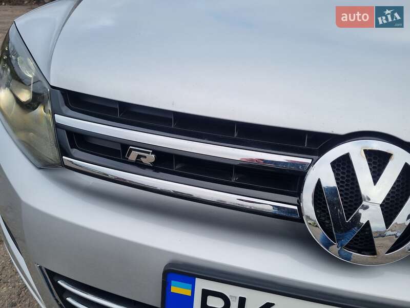 Внедорожник / Кроссовер Volkswagen Touareg 2012 в Ровно