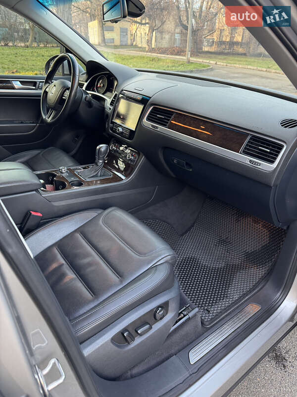 Позашляховик / Кросовер Volkswagen Touareg 2013 в Києві