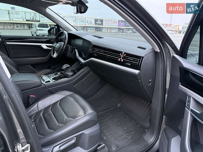 Позашляховик / Кросовер Volkswagen Touareg 2018 в Чернівцях