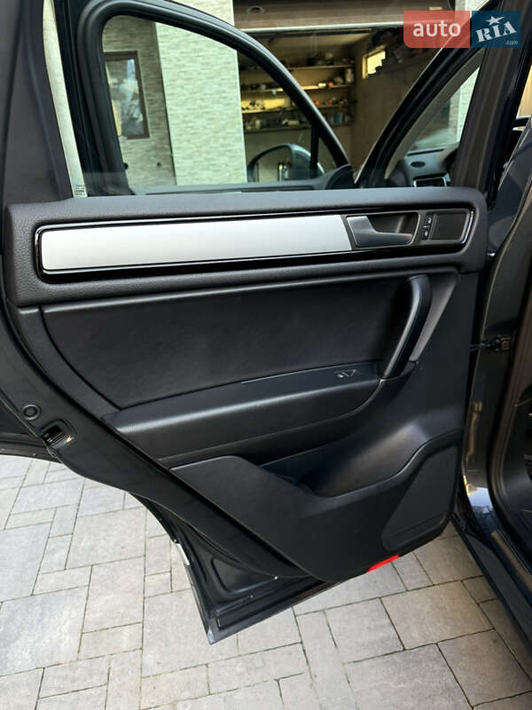 Позашляховик / Кросовер Volkswagen Touareg 2011 в Кам'янець-Подільському
