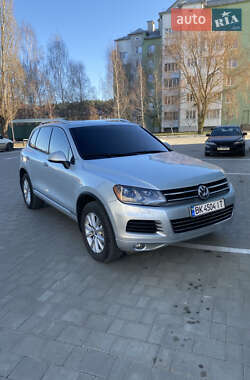 Внедорожник / Кроссовер Volkswagen Touareg 2011 в Вараше